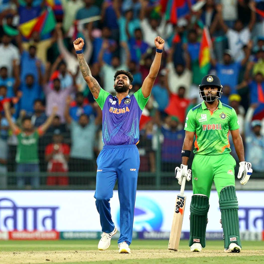 এশিয়ার মাঝের ওভারের নীরব হিসাব: শিশির, স্পিন আর ডট-বলের অর্থনীতি