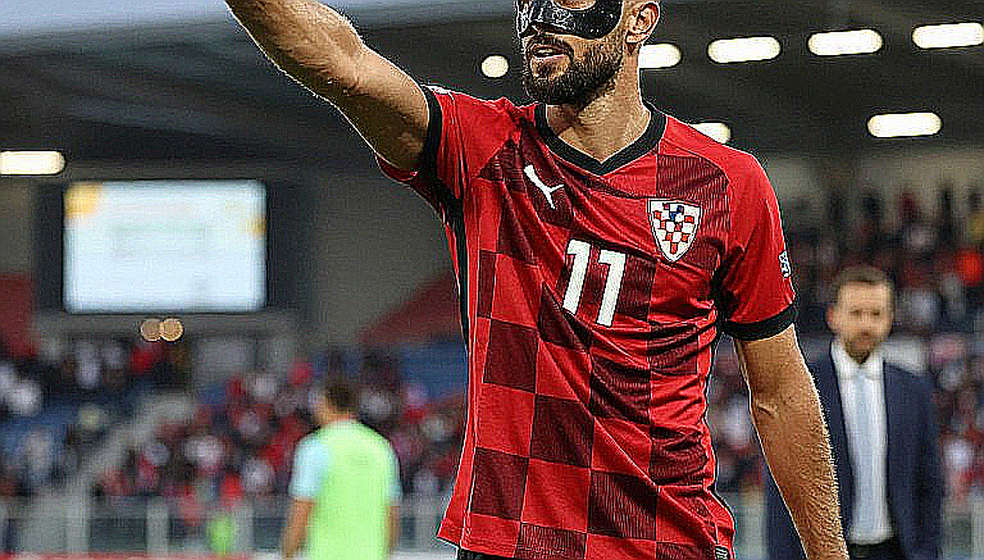 এল ট্রাইয়ের তিন নামের নীরবতা: চ্যাভেজের লাল কার্ড, মোরার প্রস্থান আর কাগজে-না-লেখা সংকট